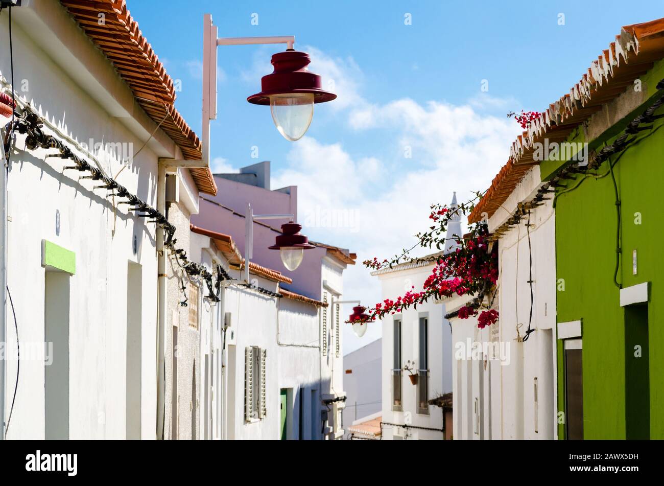 Rue de la ville de Salema, Algarve, Portugal Banque D'Images