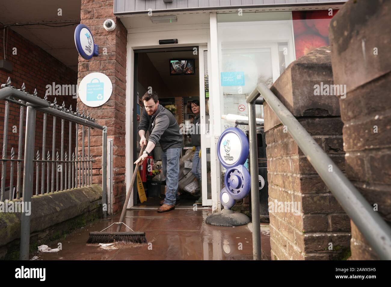 Le personnel a nettoyé les dégâts causés par les inondations au magasin Co-Op d'Appleby-in-Westmorland, Cumbria, à la suite de la tempête Ciara qui a frappé le pays dimanche. Banque D'Images