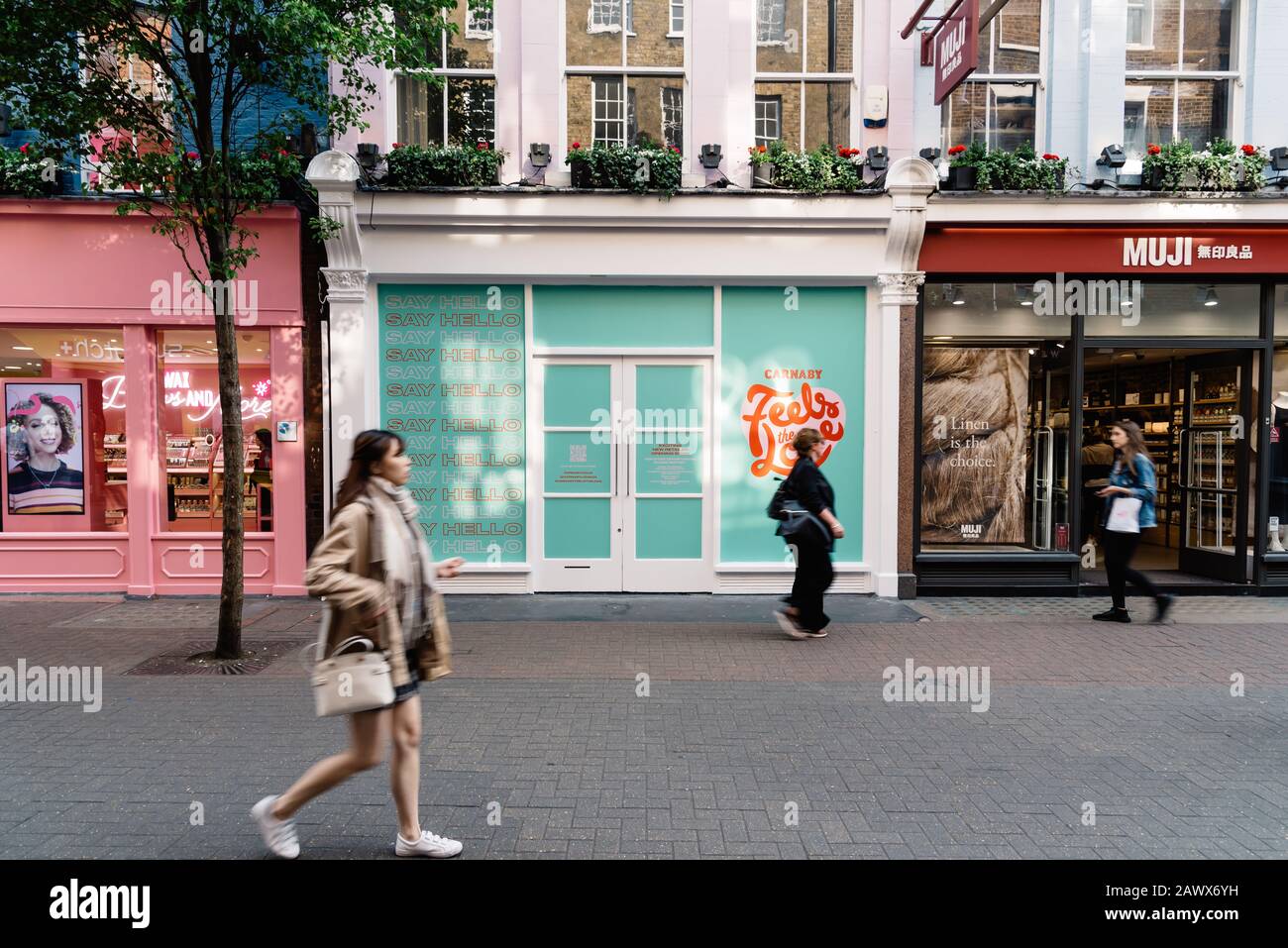 Londres, Royaume-Uni - 15 mai 2019: Les acheteurs qui passent devant un espace de vente vide à louer à Carnaby Street, Soho, dans le West End de Londres. Flou de mouvement Banque D'Images