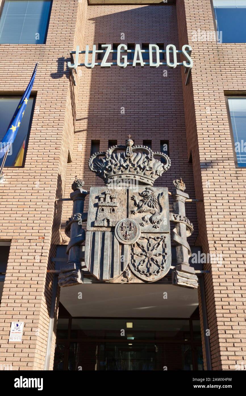 Ponferrada, Espagne - 8 janvier 2020: Façade du bâtiment des tribunaux à Ponferrada, Leon, Espagne, le 8 janvier 2020. Armoiries officielles de l'Espagne. Banque D'Images