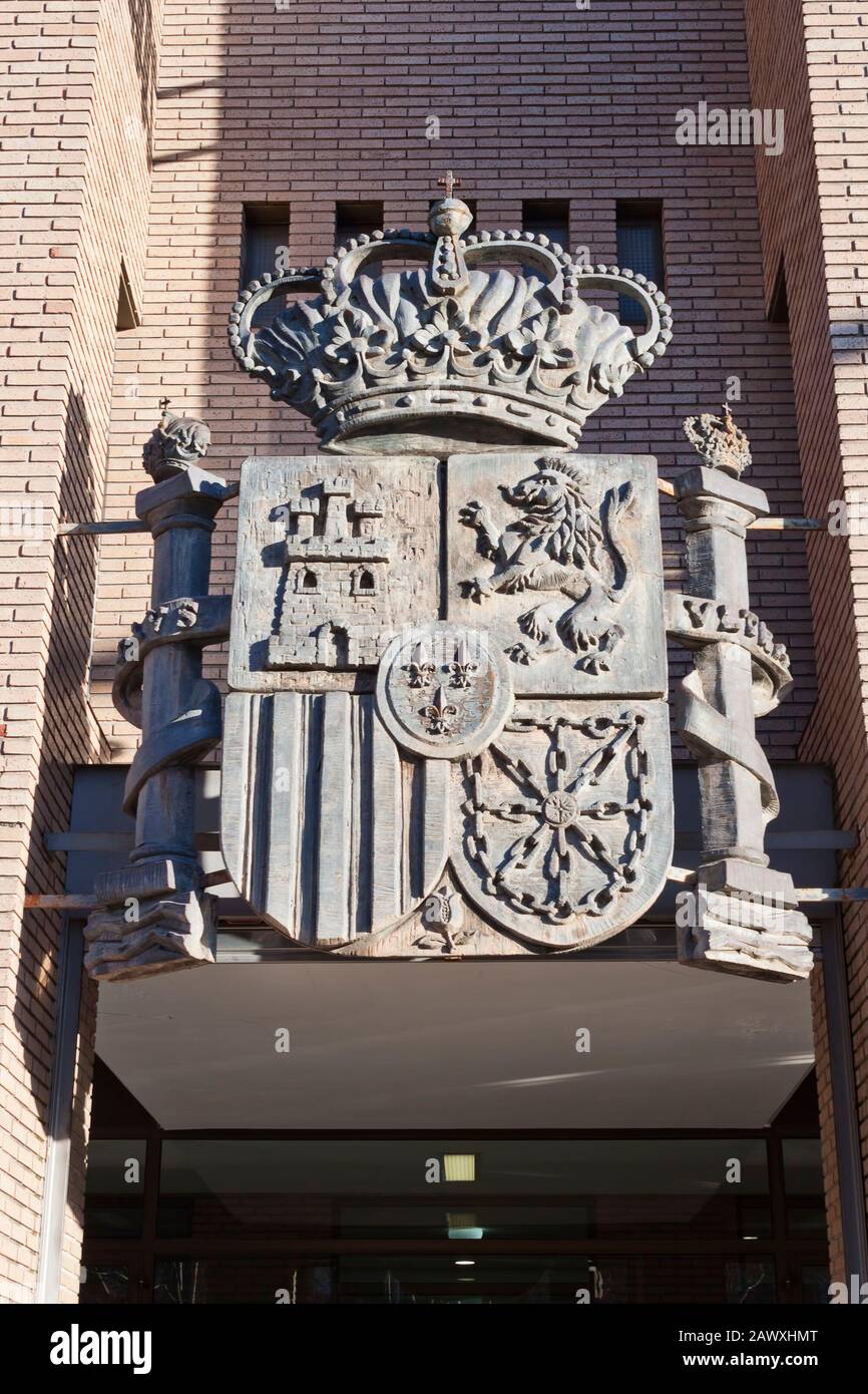 Ponferrada, Espagne - 8 janvier 2020: Façade du bâtiment des tribunaux à Ponferrada, Leon, Espagne, le 8 janvier 2020. Armoiries officielles de l'Espagne. Banque D'Images