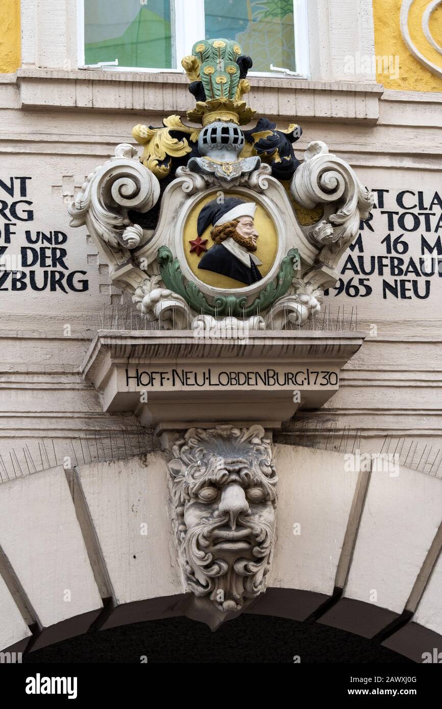 Wurzburg, ALLEMAGNE - 07/08/2019: Sculpture ornée au-dessus de l'entrée de Hof Neulobdenburg Banque D'Images