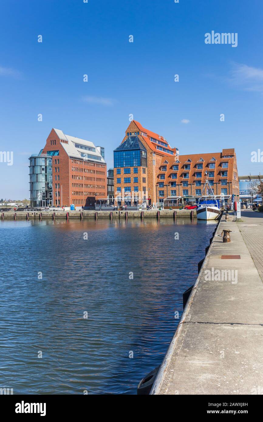 Entrepôts au quai du port de Rostock, Allemagne Banque D'Images