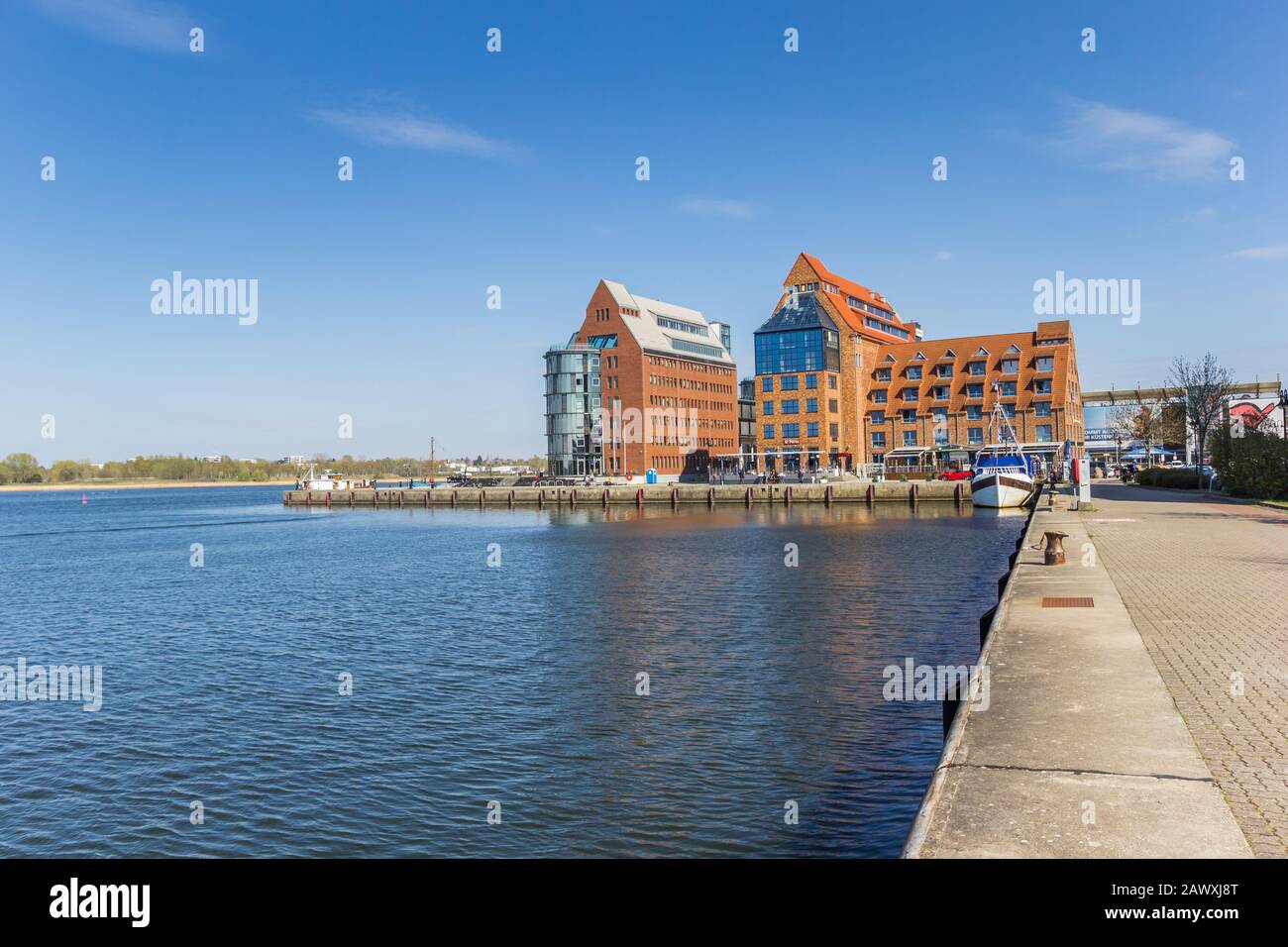 Des entrepôts à la rivière Unterwarnow à Rostock, Allemagne Banque D'Images