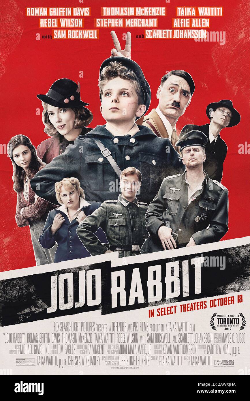 Jojo Rabbit (2019) réalisé par Taika Waititi avec la vedette romaine Griffin Davis, Thomasin McKenzie, Scarlett Johansson et Sam Rockwell. Comédie basée sur le roman de Christine Leunens Caging Skies sur la jeunesse d'Hitler. Banque D'Images