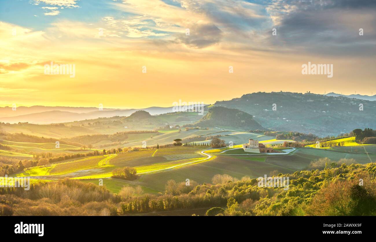 Panorama Volterra, collines vallonnées, champs verts et route blanche. Toscane, Italie Europe. Banque D'Images