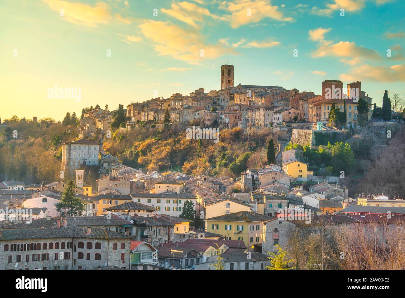 Vue panoramique sur la ville de Colle Val d'Elsa, l'église et le coucher du soleil. Ville de verre de cristal. Sienne, Toscane, Italie. Banque D'Images