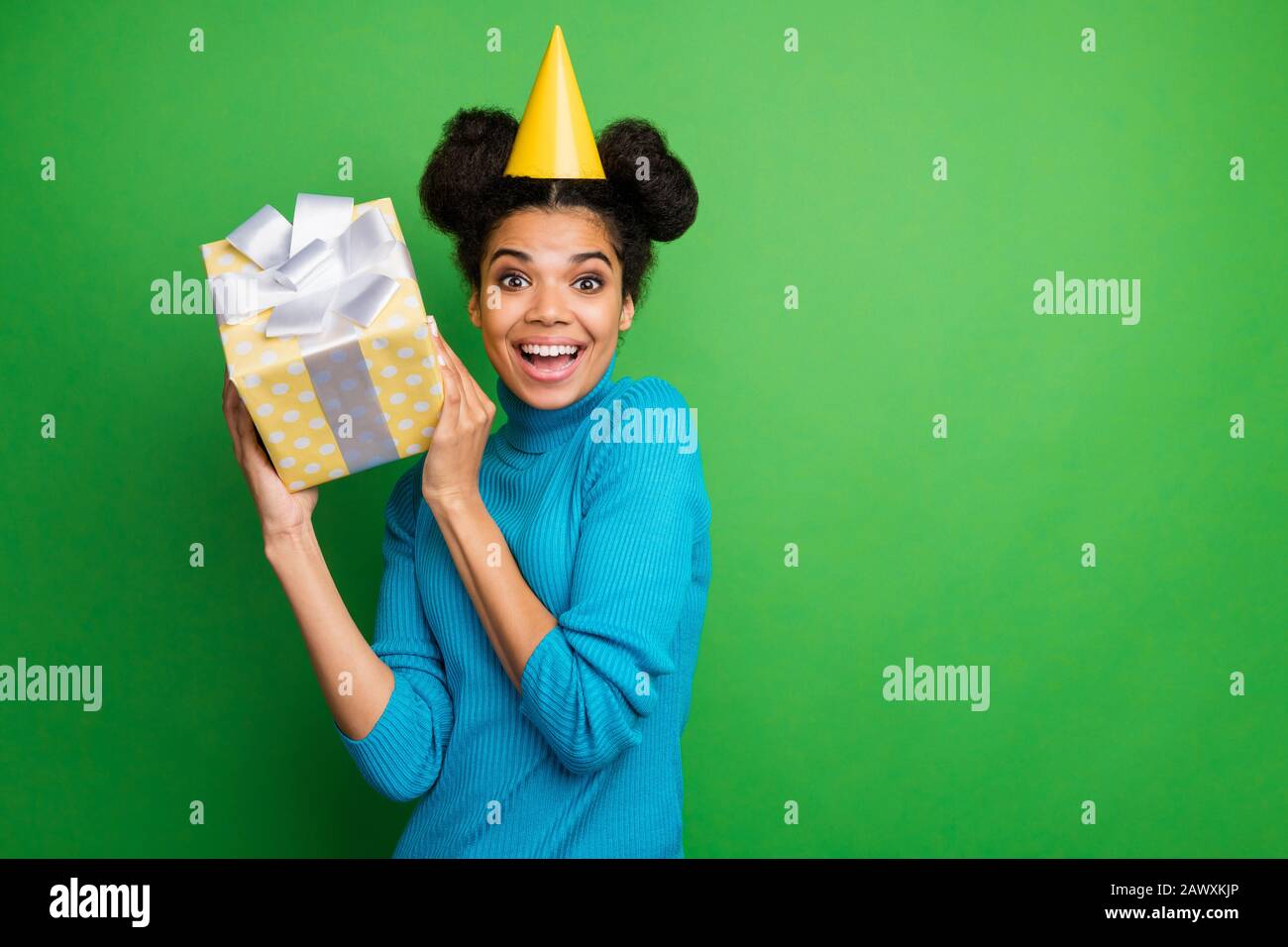 Joyeux Anniversaire Photo De Funky Interesse Peau Sombre Dame Tenir Grand Giftbox Inattendu Agreable Surprise Porter Papier Cone Chapeau Bleu Turtleneck Pullover Photo Stock Alamy