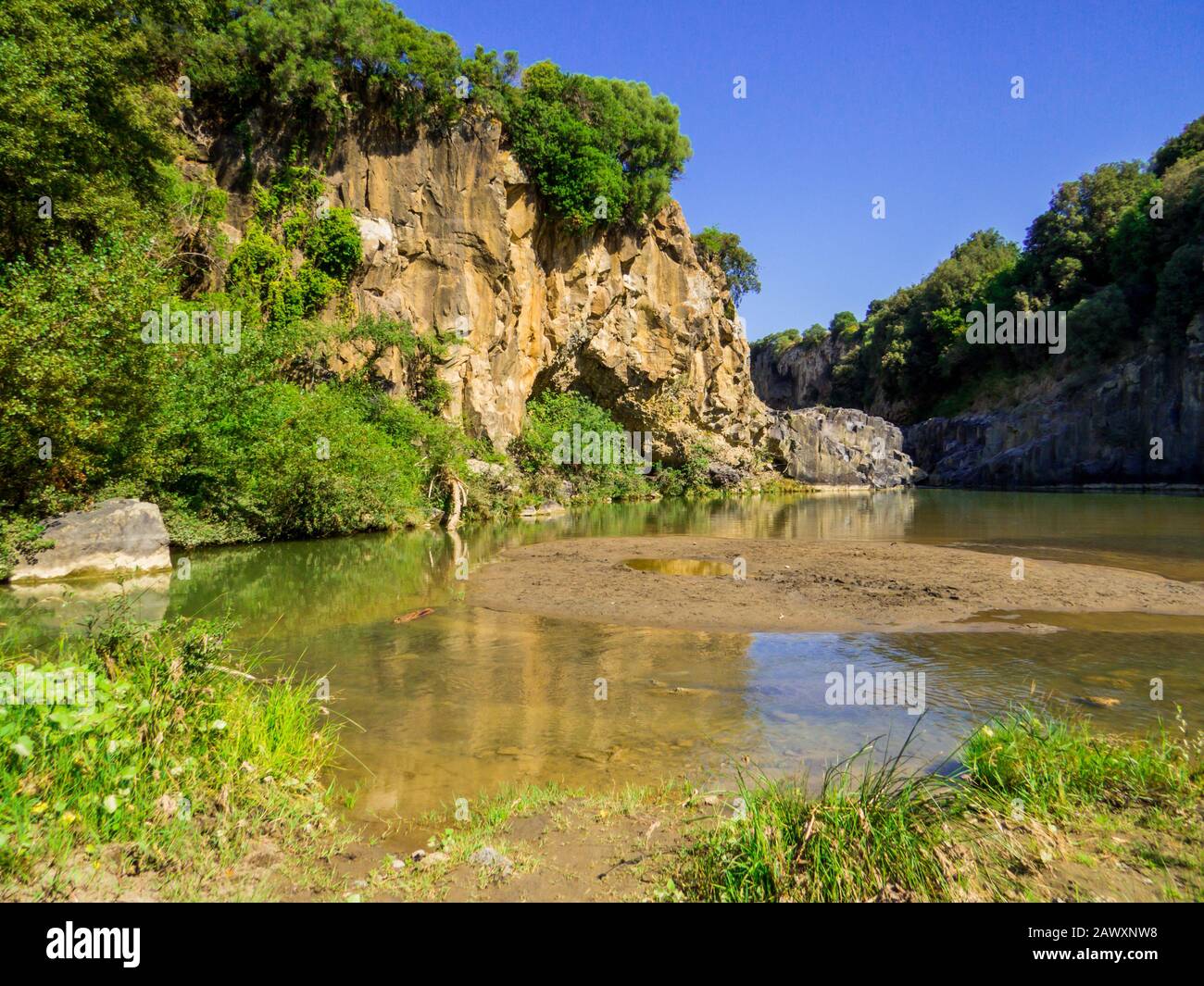 Vue sur le lac Pellicone et la cascade à Vulci, Italie Banque D'Images