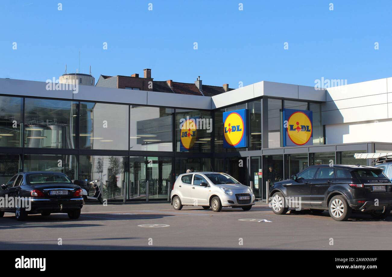 Aalst, BELGIQUE, 6 FÉVRIER 2020: Vue sur le nouveau supermarché Lidl à Aalst. La société allemande Lidl Stiftung & Co. KG est une chaîne de supermarchés à prix réduit, l'opéra Banque D'Images