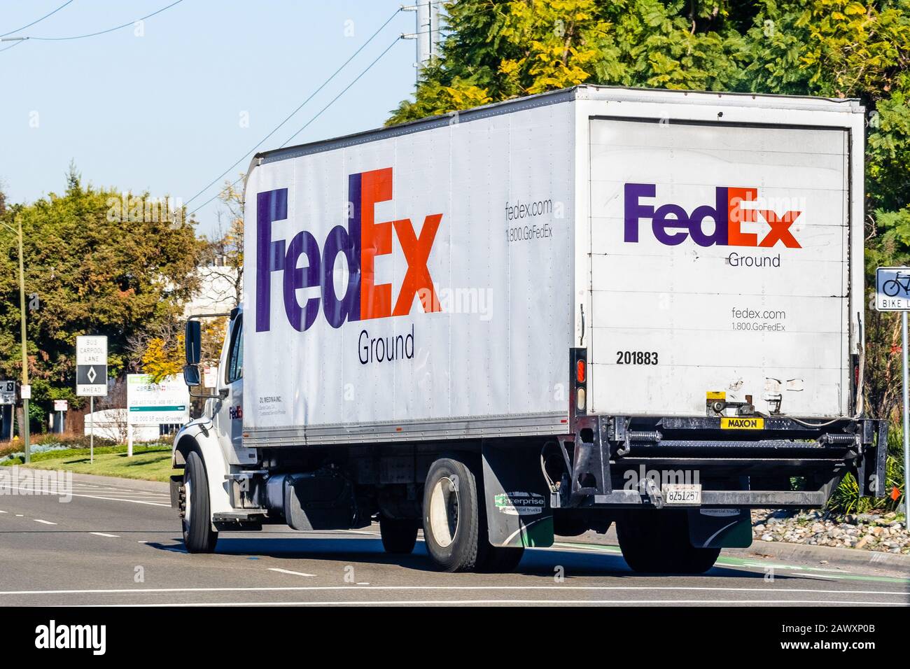 7 févr. 2020 San Jose / CA / USA - livraison de camions FedEx dans la région de South San Francisco Bay Banque D'Images