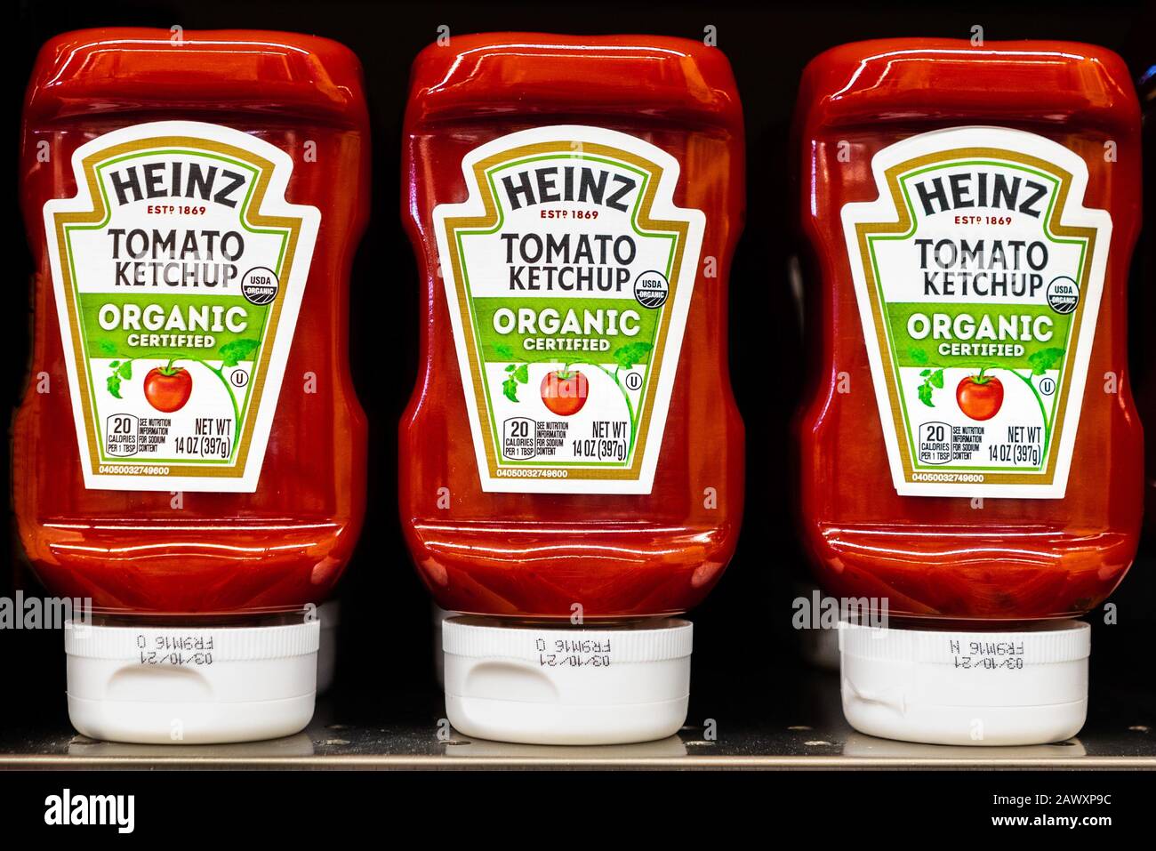7 févr. 2020 Santa Clara / CA / USA - gros plan des bouteilles de ketchup de Heinz Tomato présentées sur une étagère dans un supermarché; Heinz Tomato Ketchup est une marque o Banque D'Images