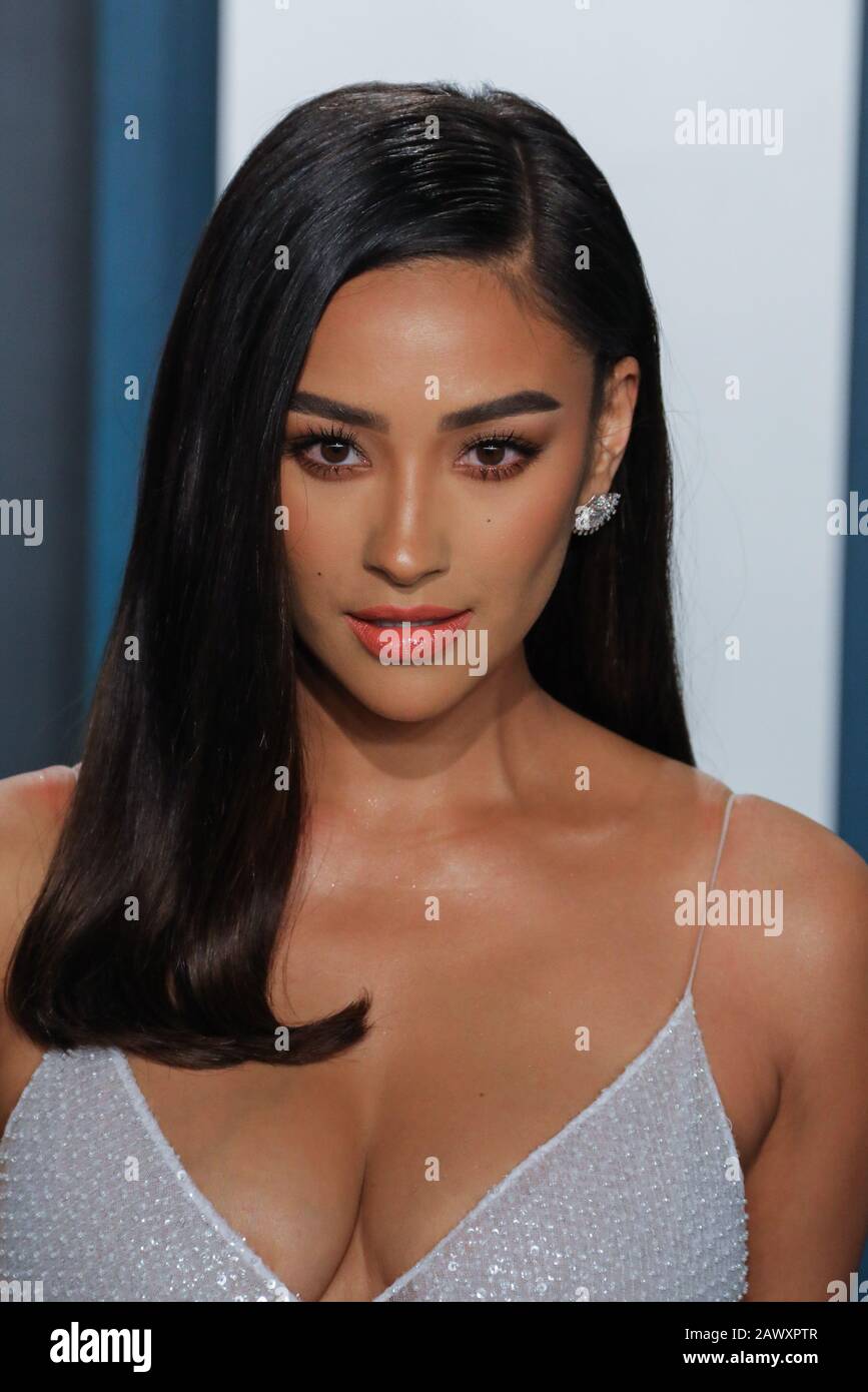 Los Angeles, États-Unis. 9 février 2020. Shay Mitchell marchant sur le tapis rouge à la Vanity Fair Oscar Party de 2020 organisé par Radhika Jones tenu au Wallis Annenberg Centre for the Performing Arts à Beverly Hills le 9 février 2020. (Photo de JC Olivera/Sipa USA) crédit: SIPA USA/Alay Live News Banque D'Images