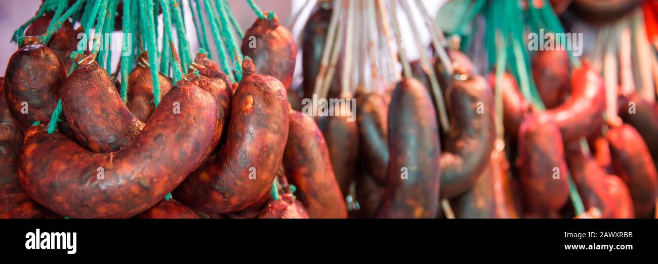 Fond panoramique de chorizos et de saucisses accrochées dans une boucherie espagnole Banque D'Images