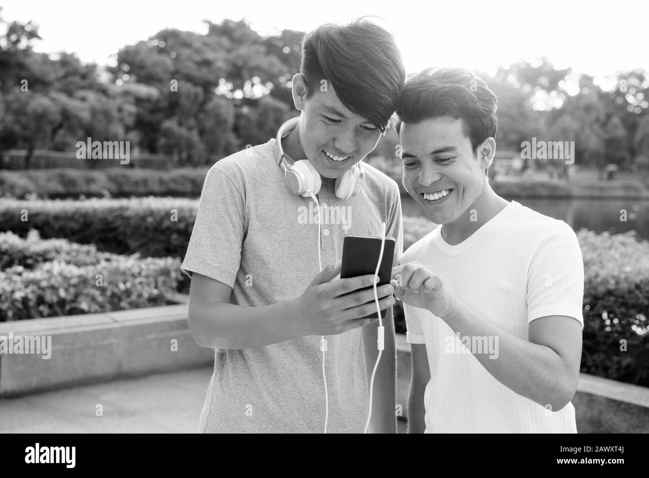 Les jeunes et les jeunes homme asiatique Asian teenage boy à l'ensemble du parc Banque D'Images