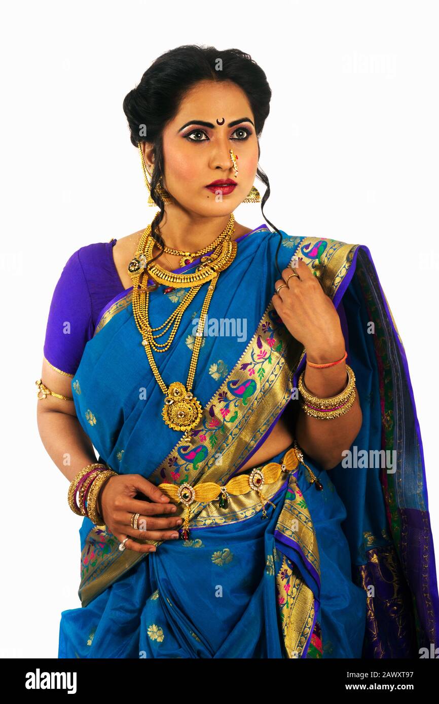 Modèle indien portant le Maharashtrian Nauvari Saree drapé dans le style  dhoti, vêtements de mariée regardant l'appareil photo, closeup Photo Stock  - Alamy
