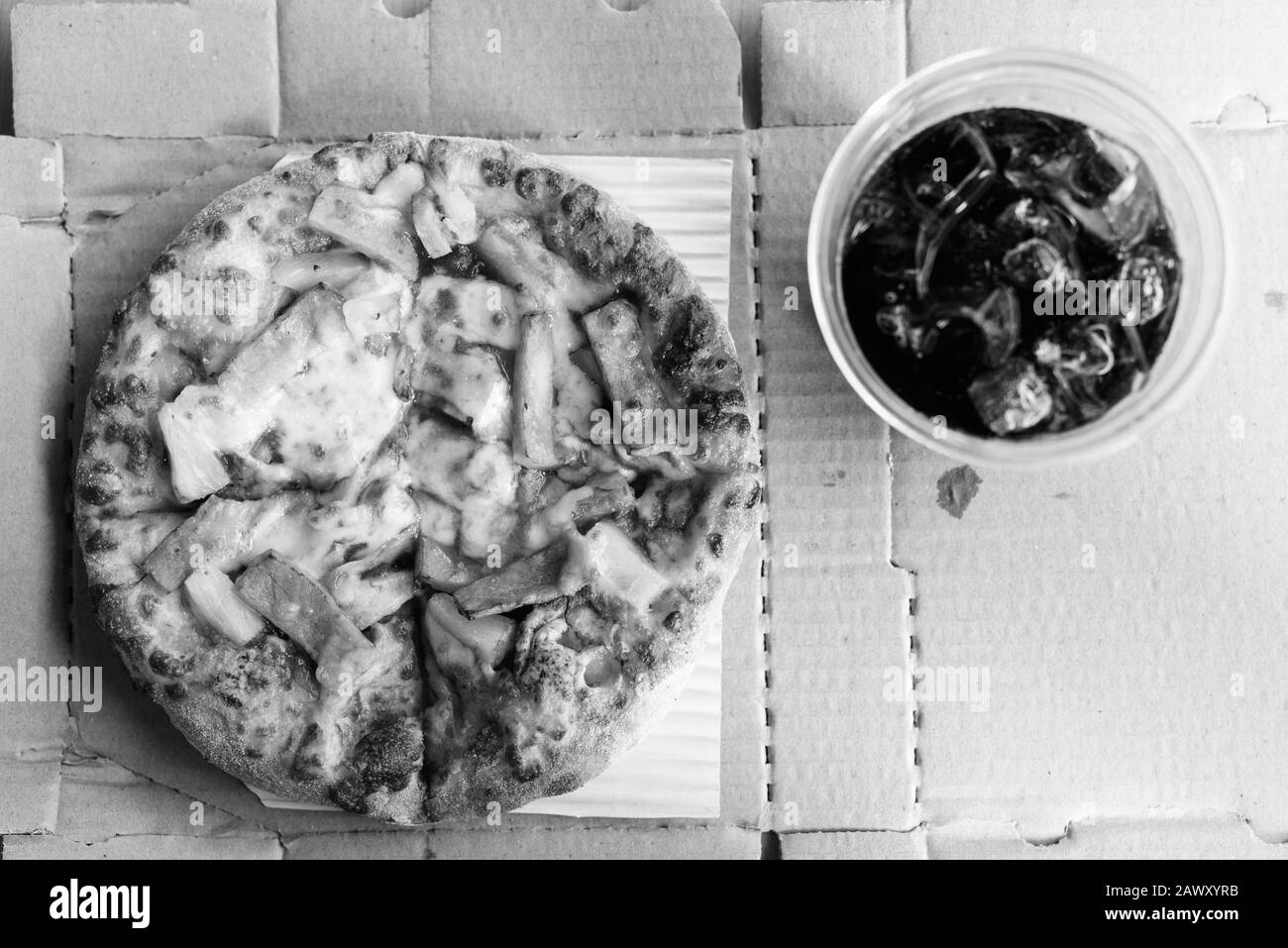 High Angle View of Hawaiian Pizza et Cola Banque D'Images
