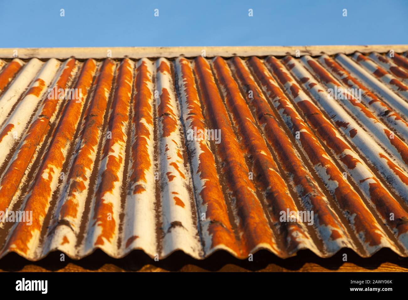 Construction en métal de fer rouillé et ondulé Banque D'Images