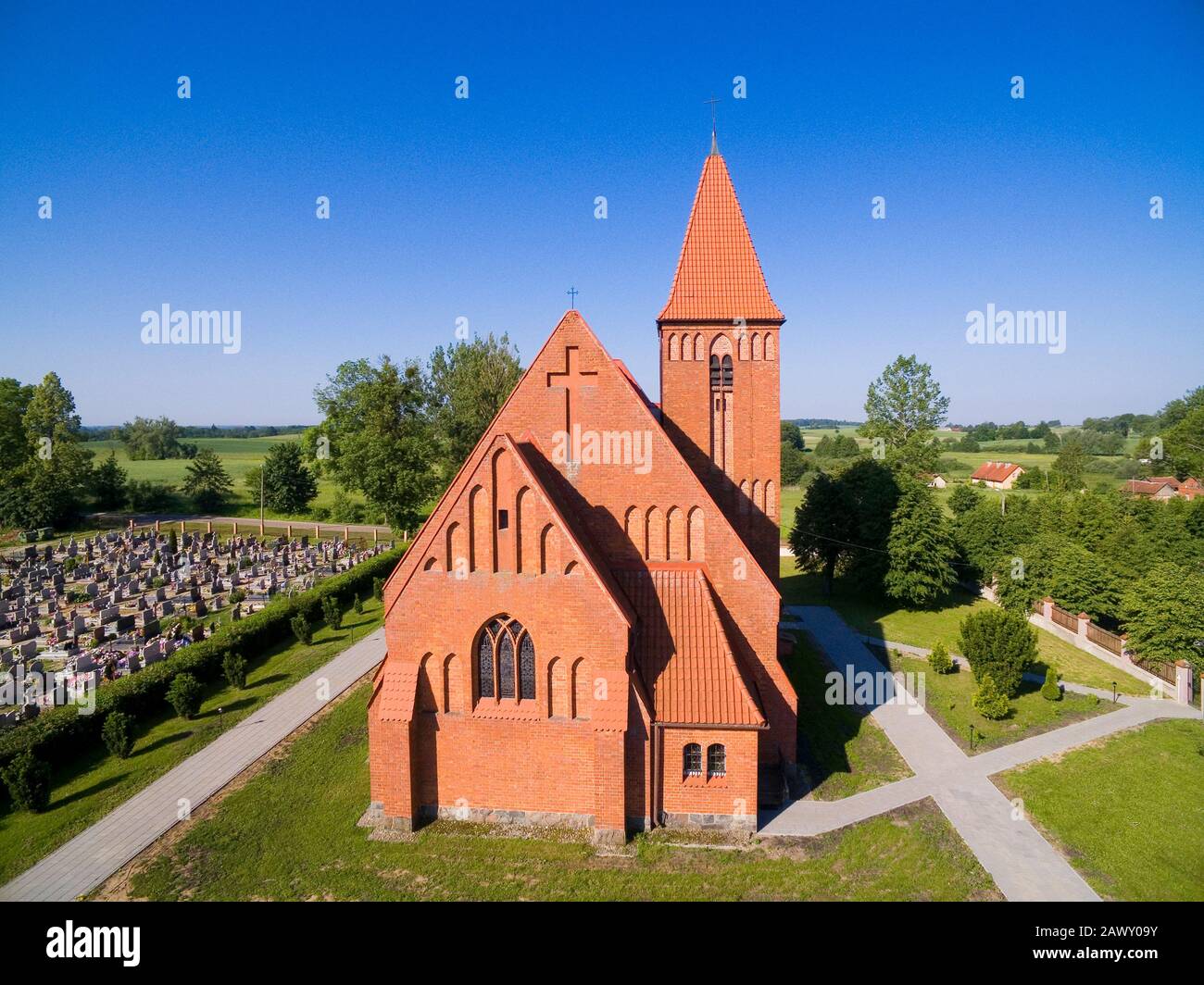 Vue aérienne du style néo-gothique élévation de l'église Sainte-Croix à Olszewo Wegorzewskie, Pologne (ancien Olschowen, Prusse orientale) Banque D'Images