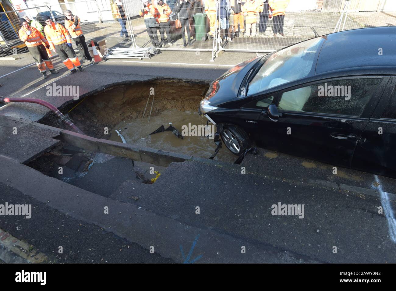 Une voiture Toyota est retirée d'un trou de sinkhole qui est apparu pendant la nuit dans Hatch Road, Brentwood, à la suite de la tempête Ciara, qui a frappé le pays dimanche. Banque D'Images