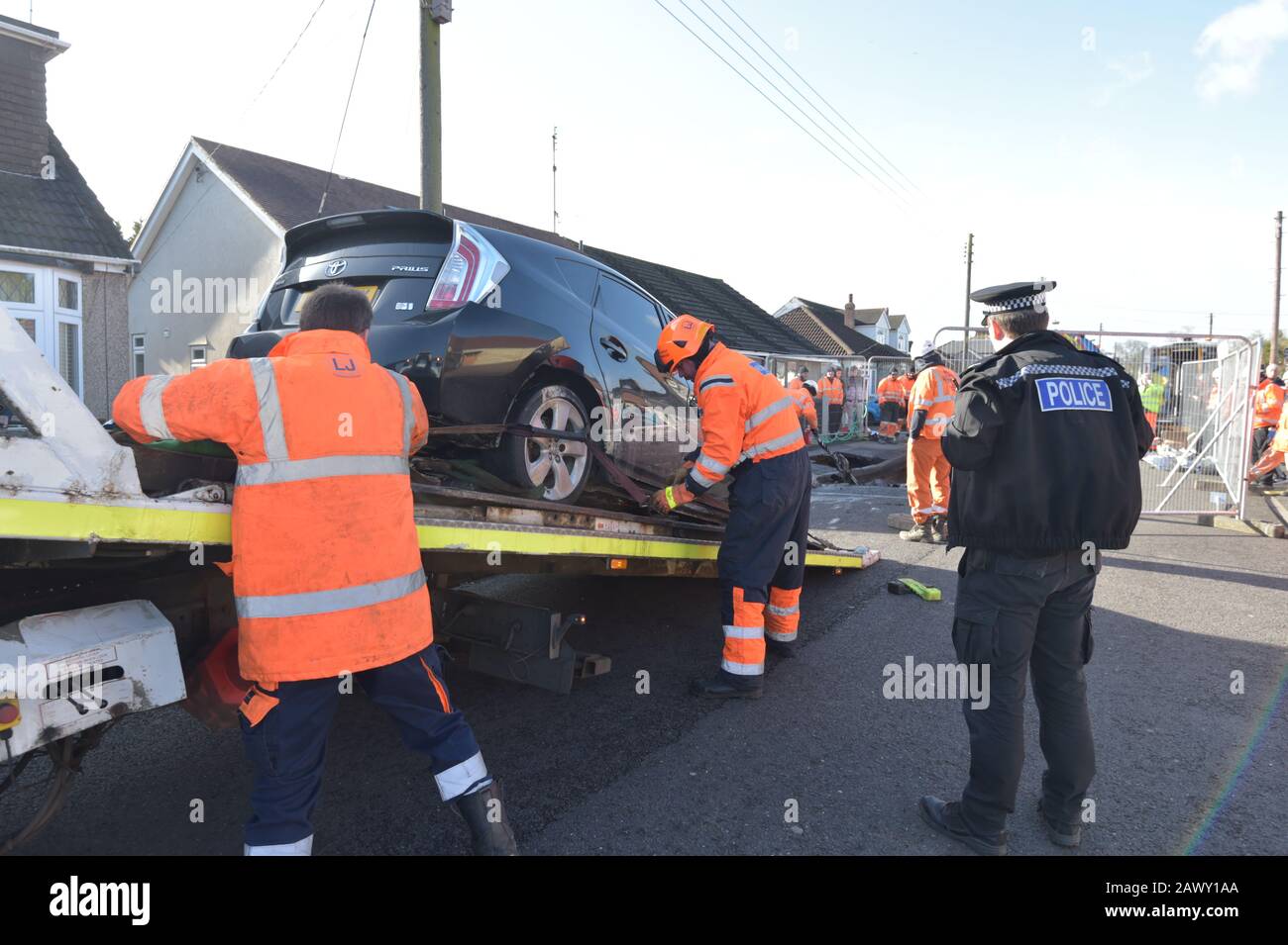 Une voiture Toyota est retirée d'un trou de sinkhole qui est apparu pendant la nuit dans Hatch Road, Brentwood, à la suite de la tempête Ciara, qui a frappé le pays dimanche. Banque D'Images