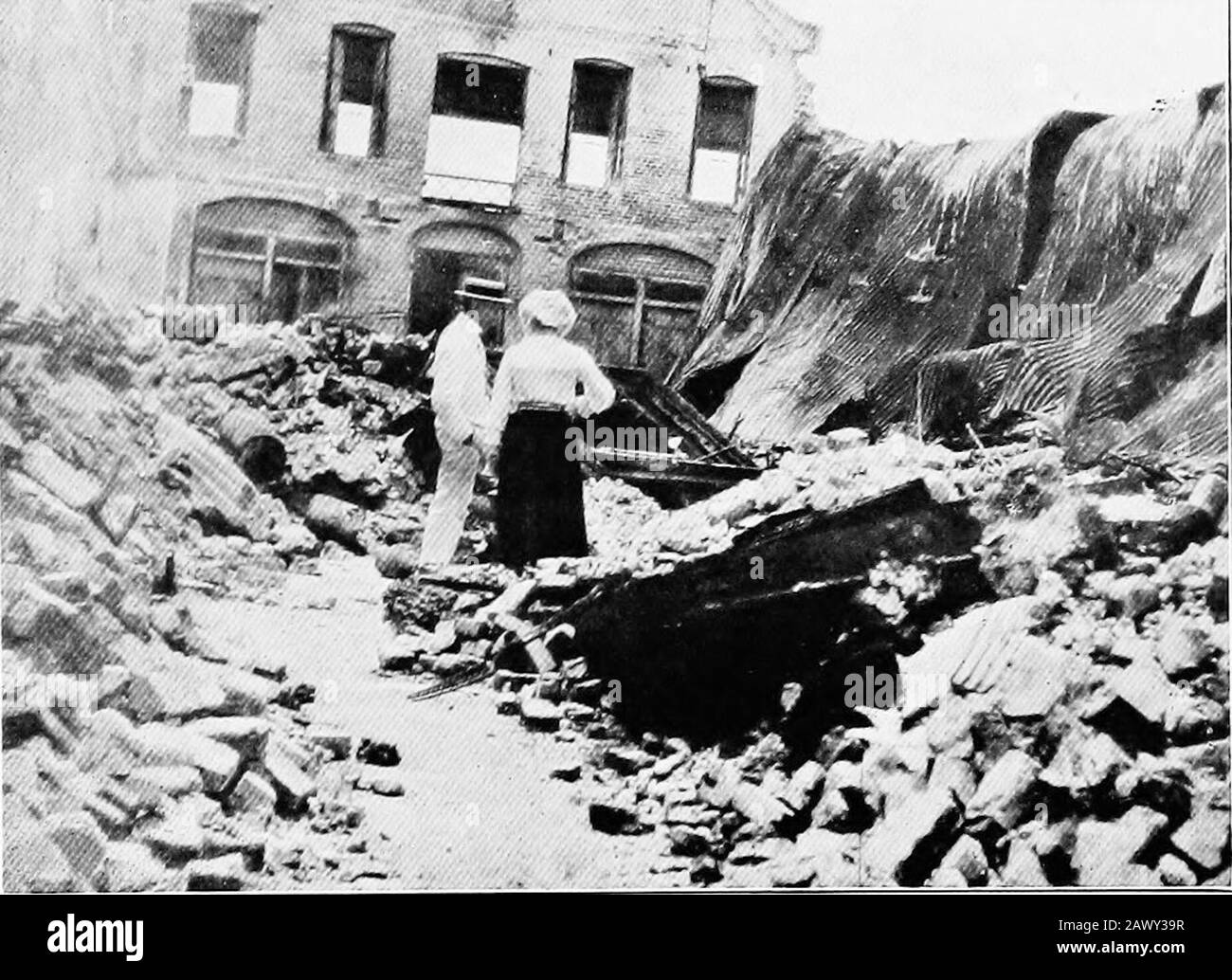 Le terrain équitable de l'Amérique centrale . Port D'ESPAGNE, TRINIDADReproduit avec l'autorisation de York & Sons, Notting Hill. La MAISON DU CONSUL FRANÇAIS, JAMAÏQUE, RUINÉE PAR THEEARTHQUAKE DU 14 JANVIER 1907 À la page 164 l'île de la Jamaïque et de Cuba elle-même est un paradis de fleurs et de vertige, mais le tremblement de terre mémorable du 14 janvier 1907, a réduit la ville de Kingston à un tas de ruines. Dix-huit mois plus tard, les voix des témoins oculaires de cette catastrophe ont encore tremblé comme étant liées à certains des incidents les plus douloureux. Oneman avait perdu toute sa fortune représentant des francs. La mère d'un Banque D'Images