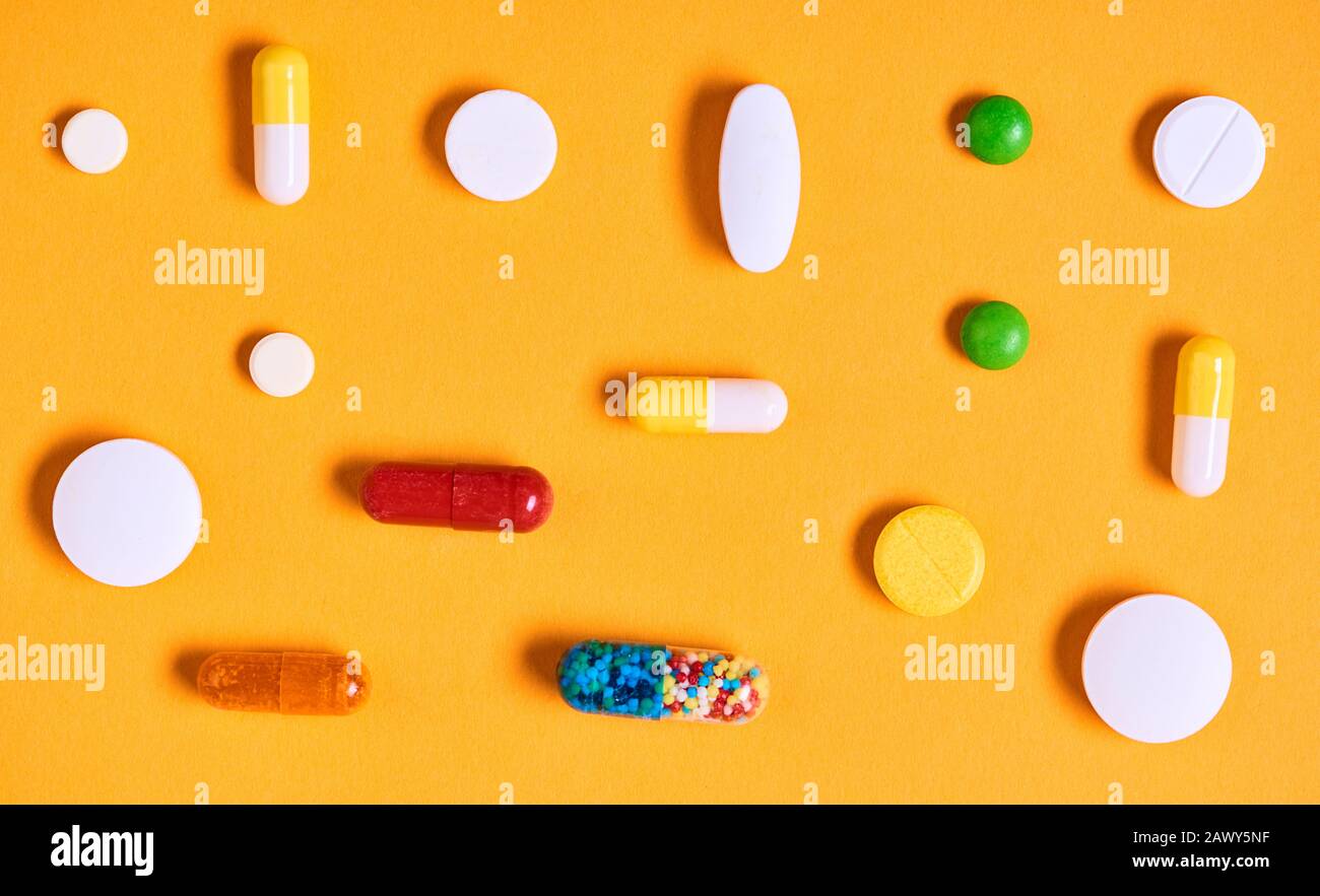 Médicaments colorés sur fond jaune plat horizontal plan tourné Banque D'Images
