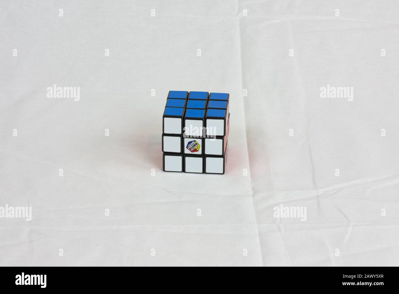 Dayton, OH- 28 janvier 2020: Cube Rubix assis sur une feuille blanche. Fond blanc du jouet populaire Banque D'Images