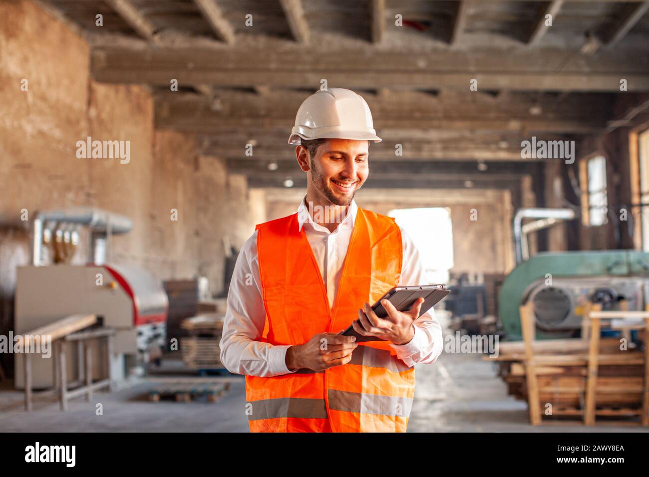 Concevoir des vêtements de protection en regardant la tablette Banque D'Images