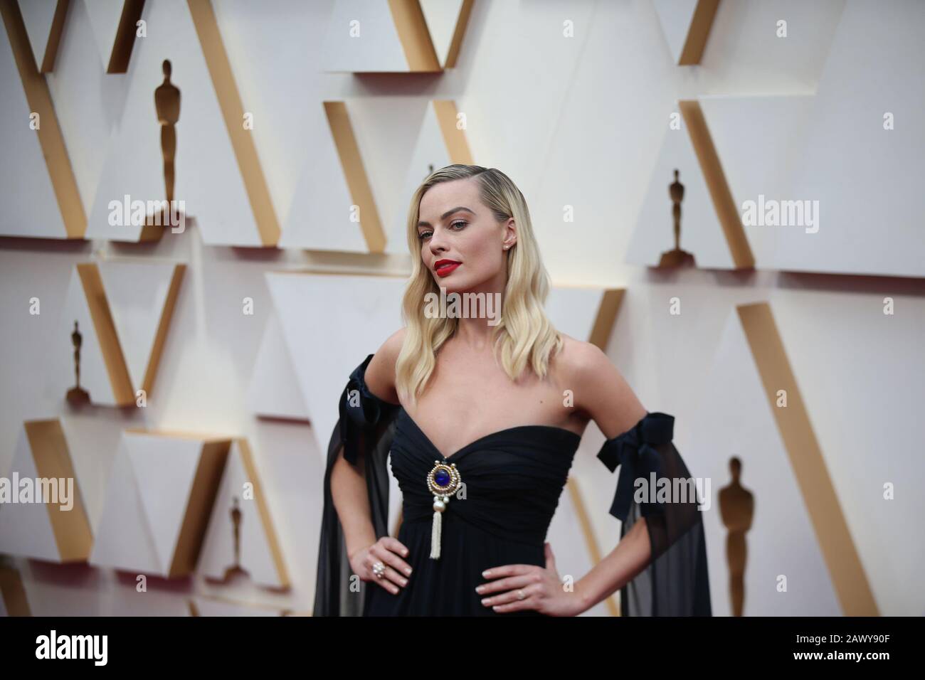 (200210) -- LOS ANGELES, 10 février 2020 (Xinhua) -- Margot Robbie arrive pour le tapis rouge des 92ème Academy Awards au Dolby Theatre de Los Angeles, aux États-Unis, le 9 février 2020. (Xinhua/Li Ying) Banque D'Images