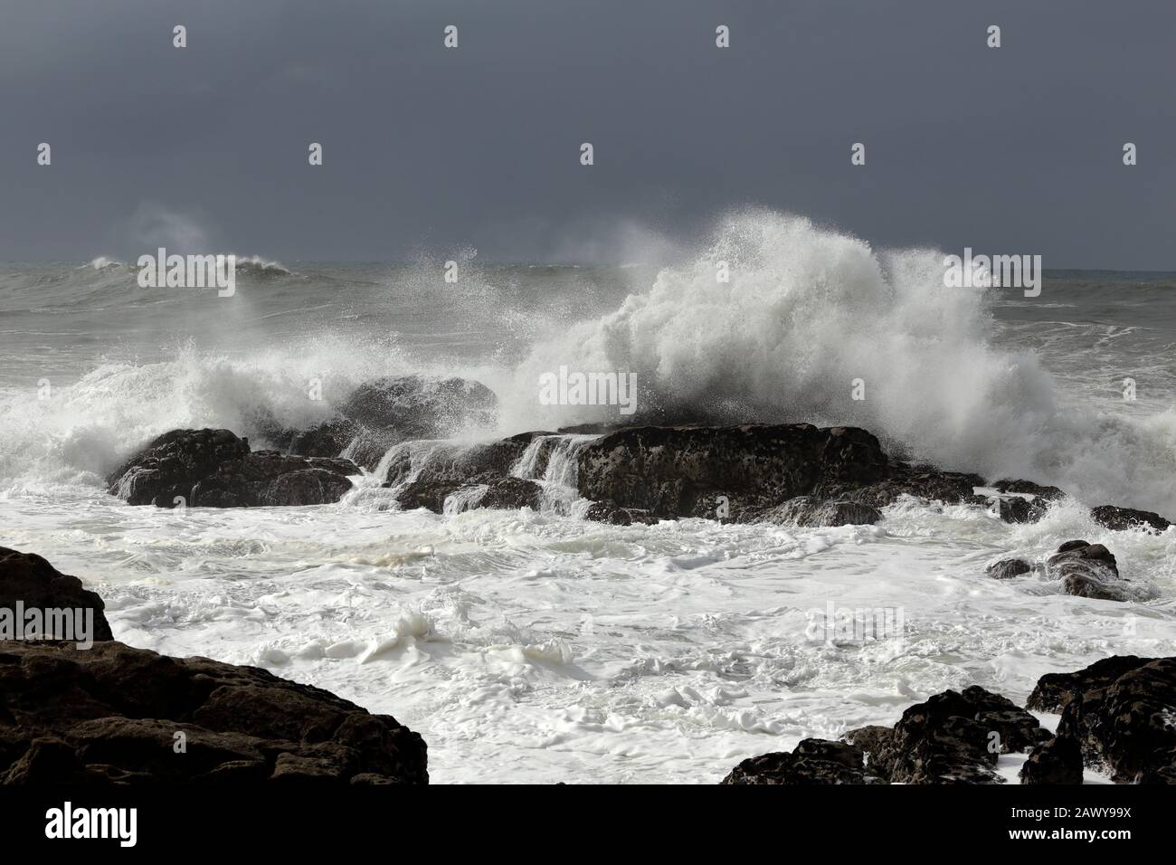 Côte rocheuse du nord du portugal avant la tempête et la pluie. Banque D'Images