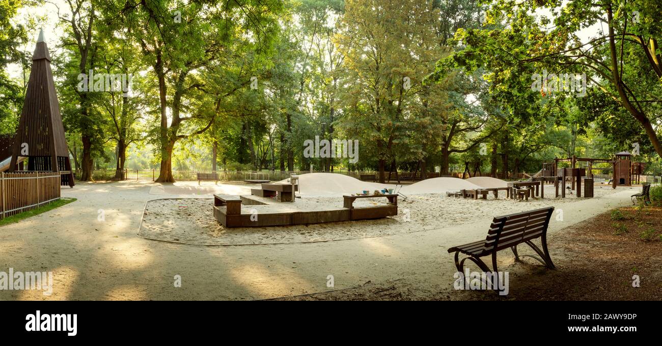 Beau terrain de jeu avec équipement en bois dans un parc de la ville Banque D'Images
