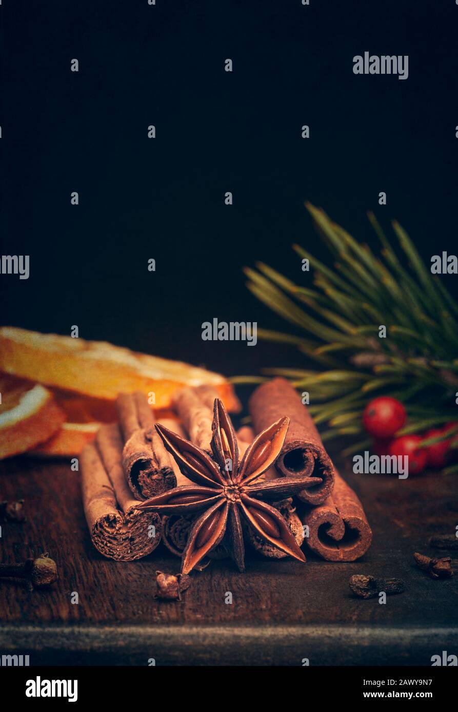 Épices de Noël sur planche de bois Banque D'Images