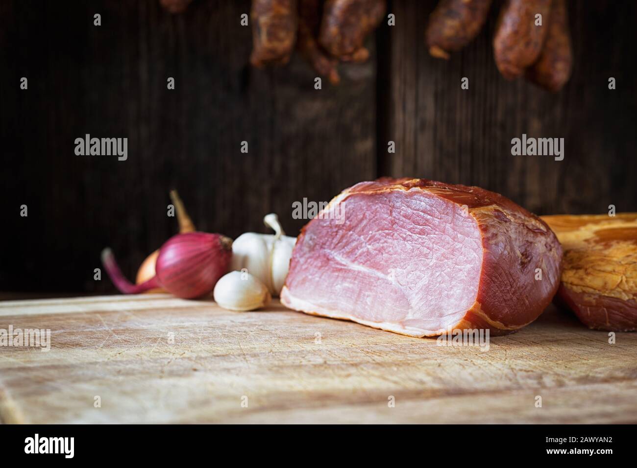 collage de différents types de viande, de saucisses fumées et de viande Banque D'Images