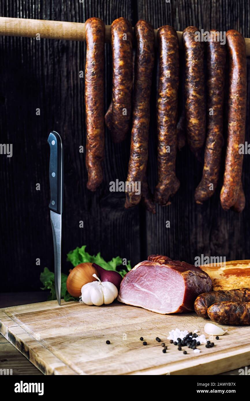 collage de différents types de viande, de saucisses fumées et de viande Banque D'Images