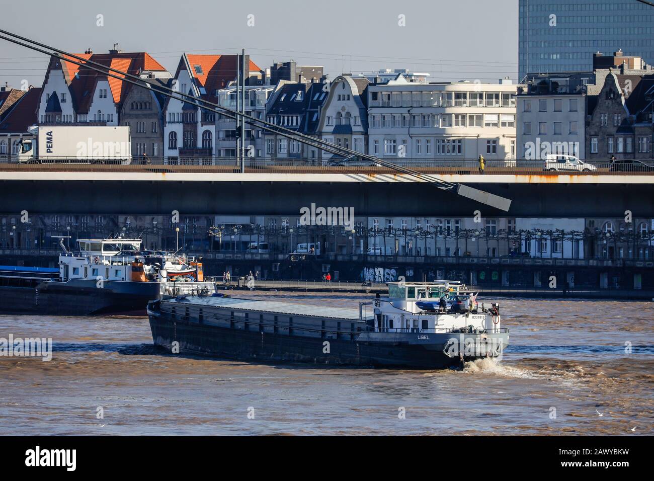 Düsseldorf, Rhénanie-du-Nord-Westphalie, Allemagne - les Freighters naviguent sur le Rhin sous le pont du genou du Rhin en haute eau. Düsseldorf, Nordrhein-Ouest Banque D'Images