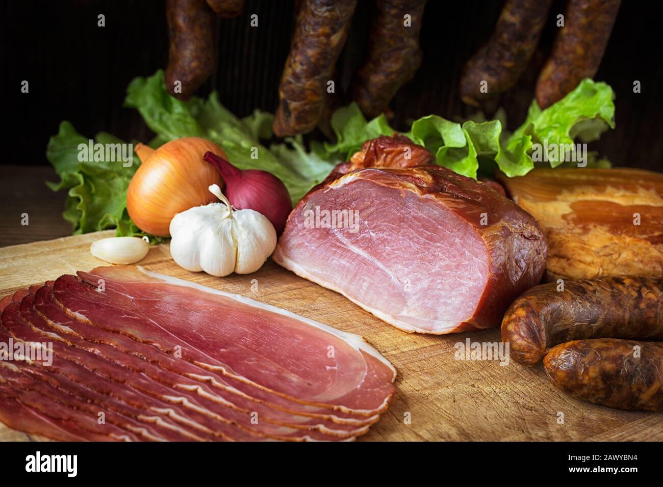 collage de différents types de viande, de saucisses fumées et de viande Banque D'Images