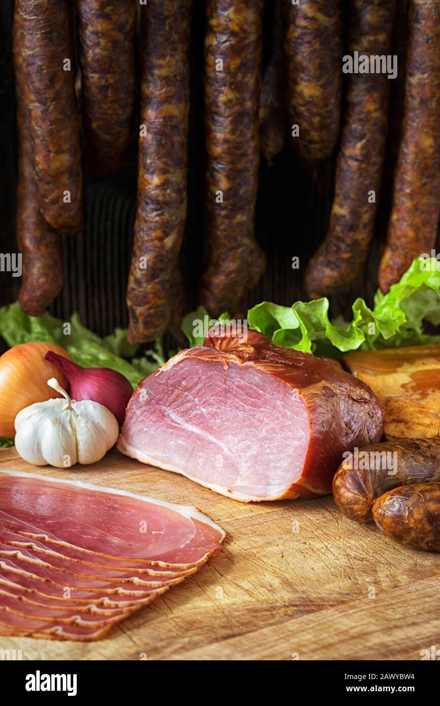 collage de différents types de viande, de saucisses fumées et de viande Banque D'Images