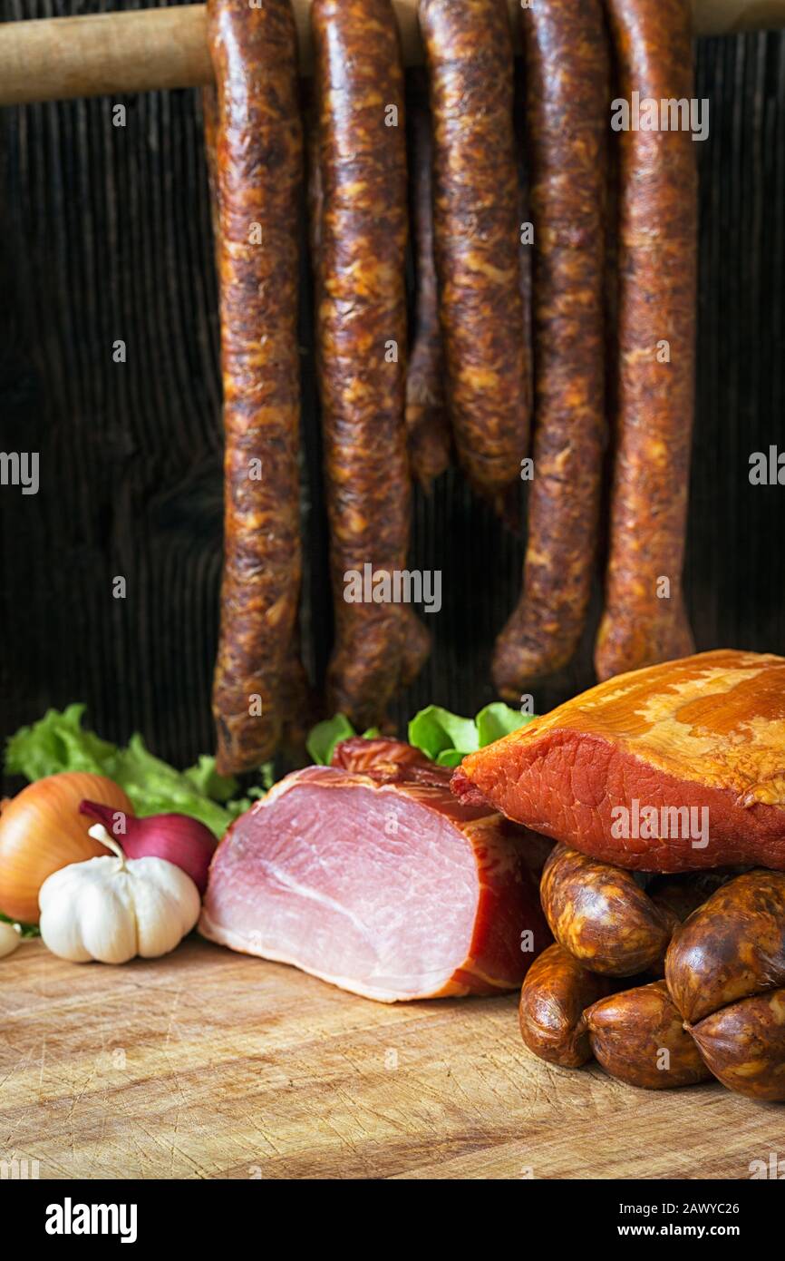 collage de différents types de viande, de saucisses fumées et de viande Banque D'Images