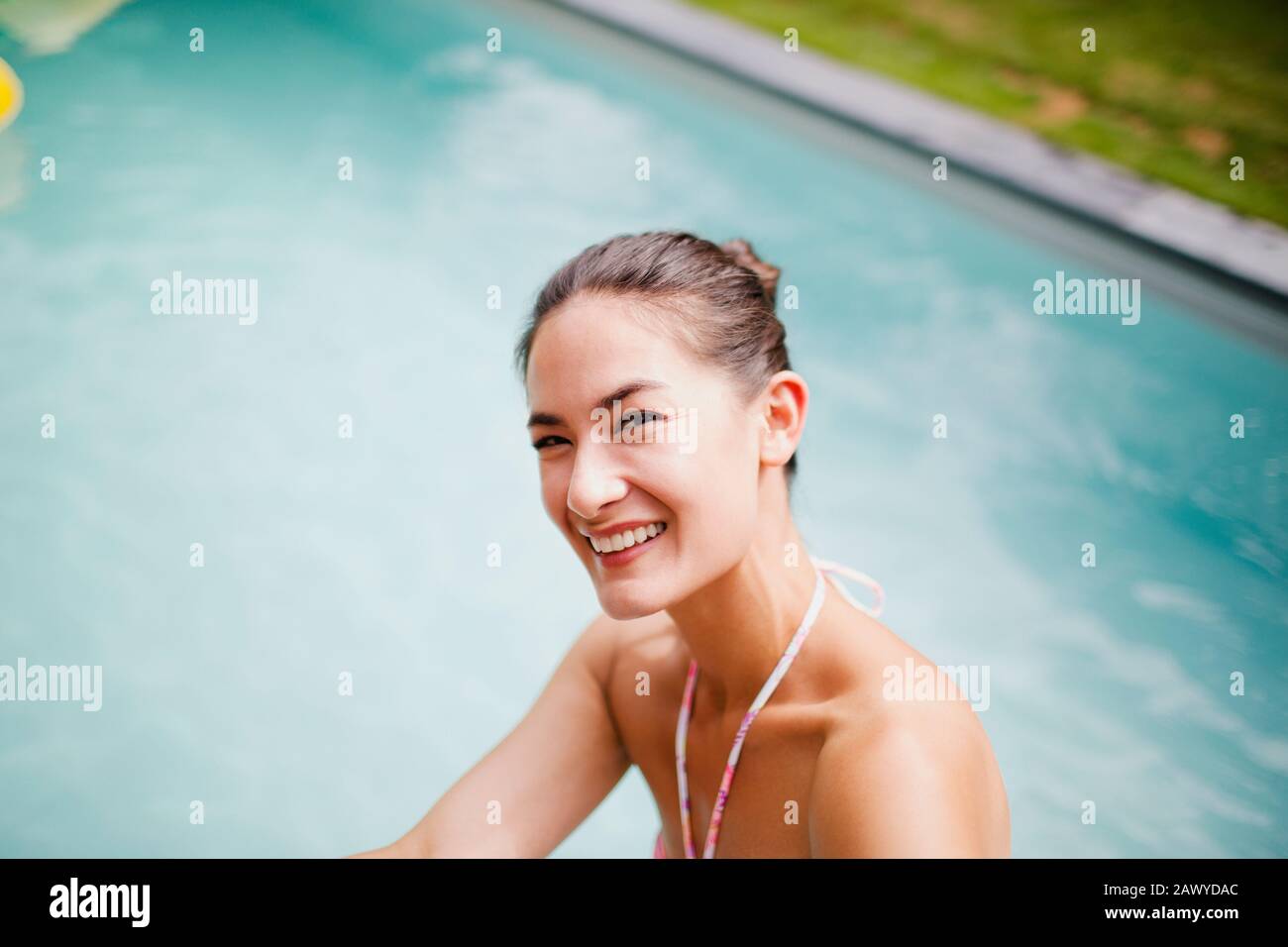 Portrait heureux, rire femme à la piscine Banque D'Images