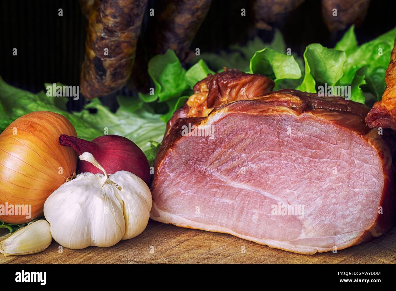 collage de différents types de viande, de saucisses fumées et de viande Banque D'Images