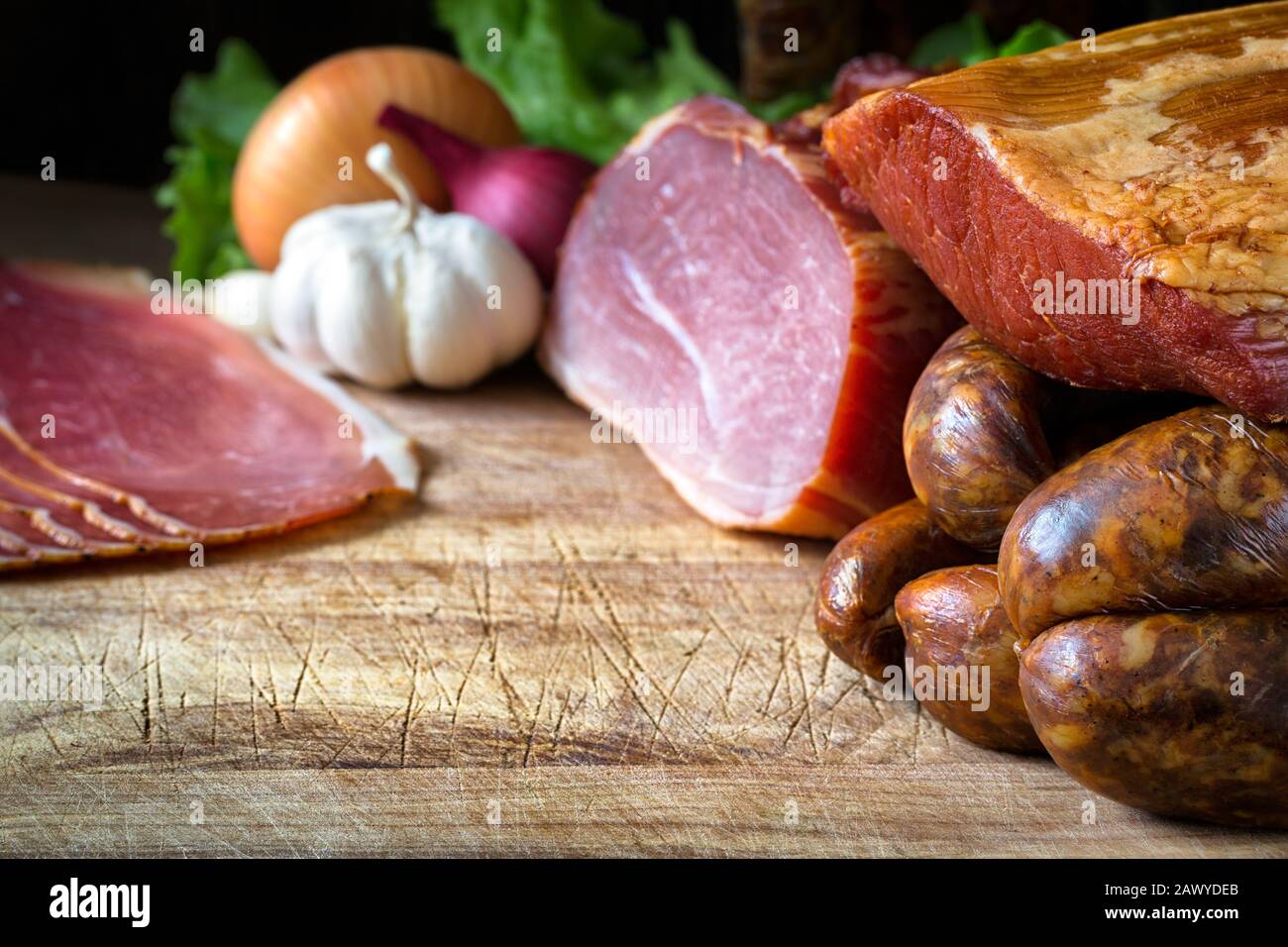 collage de différents types de viande, de saucisses fumées et de viande Banque D'Images