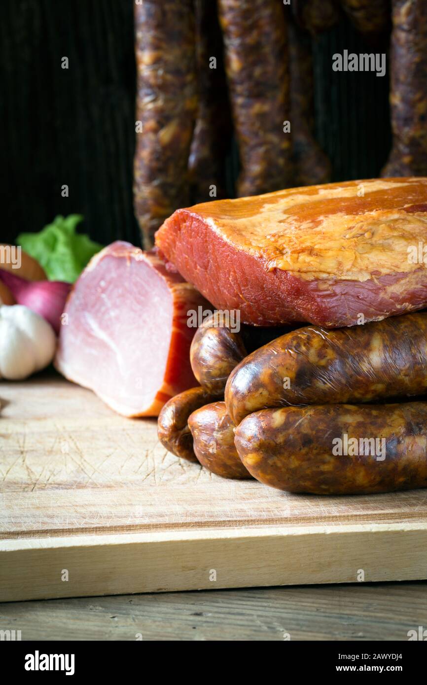 collage de différents types de viande, de saucisses fumées et de viande Banque D'Images
