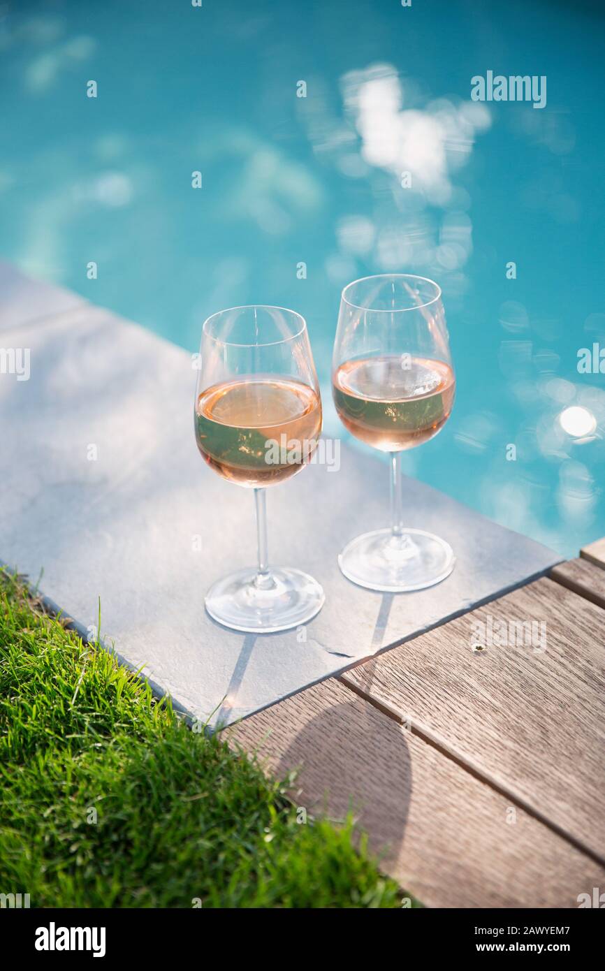 Vin de rose au bord de la piscine d'été ensoleillé et tranquille Banque D'Images