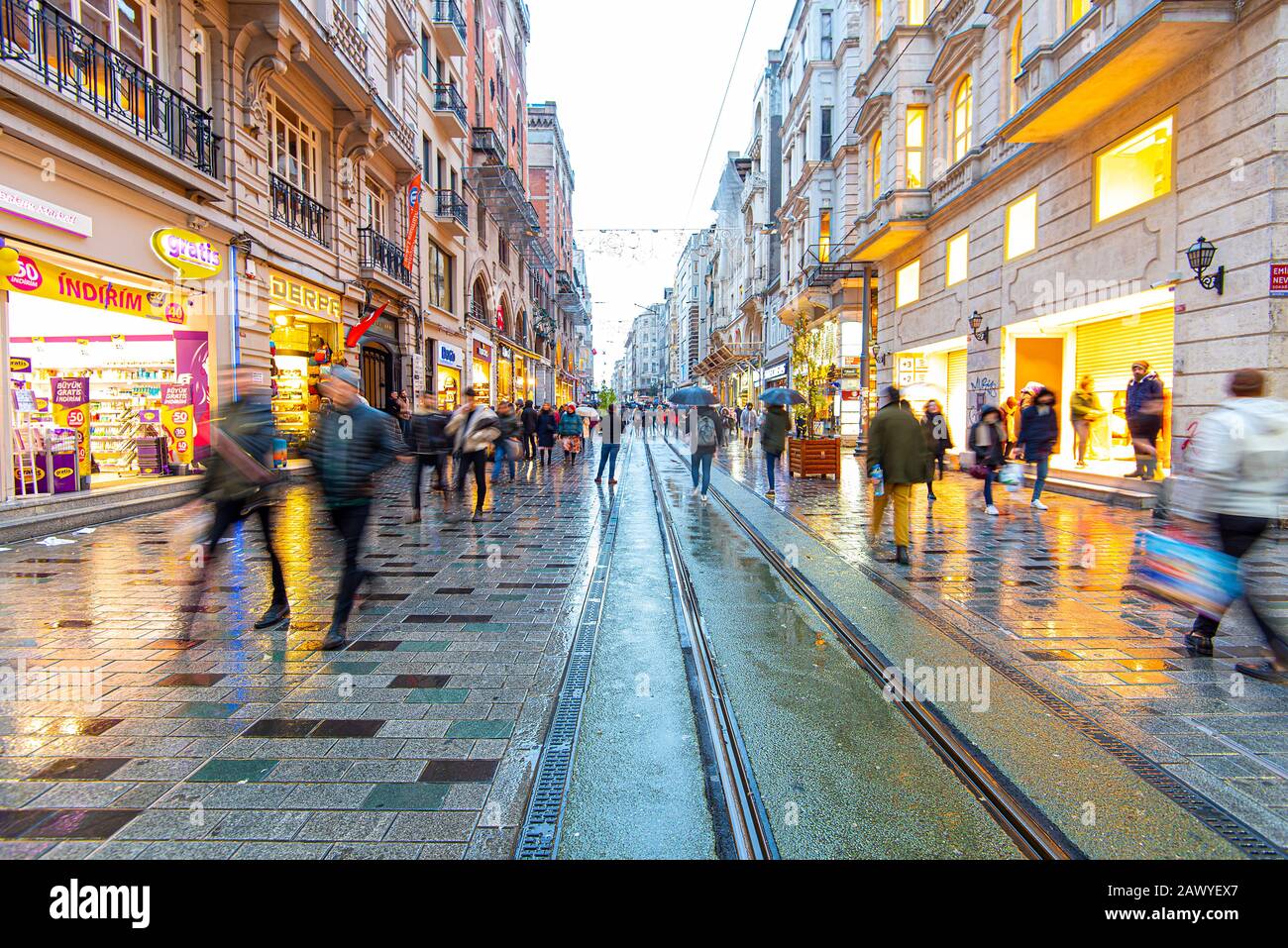 Istanbul - JAN 02: Journée de pluie à Istanbul, Les Gens de l'avenue stiklal ou de la rue Istiklal (stiklal Caddesi) à Istanbul le 02 janvier. 2020 Turquie Banque D'Images