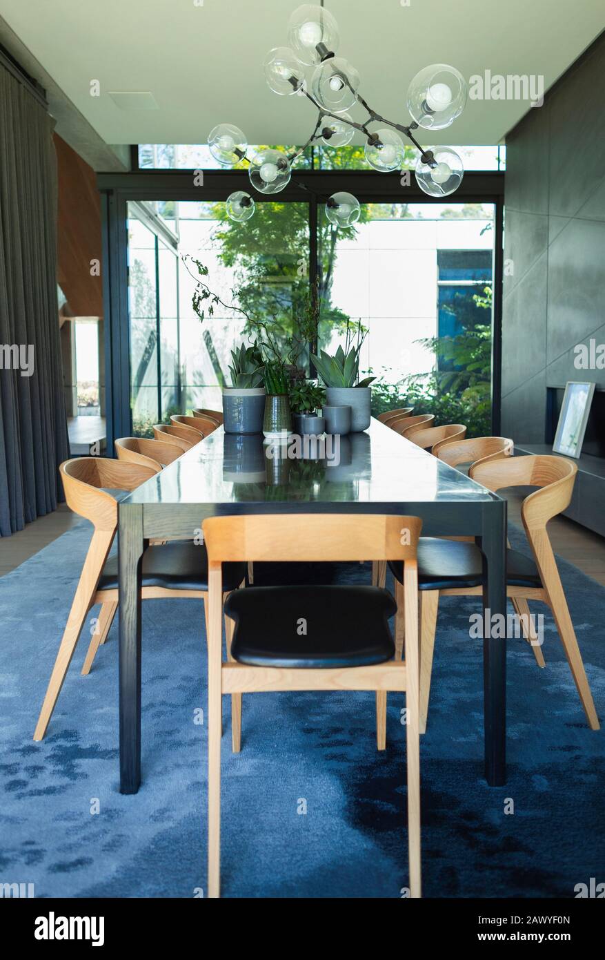 Table de salle à manger moderne du milieu du siècle Banque D'Images