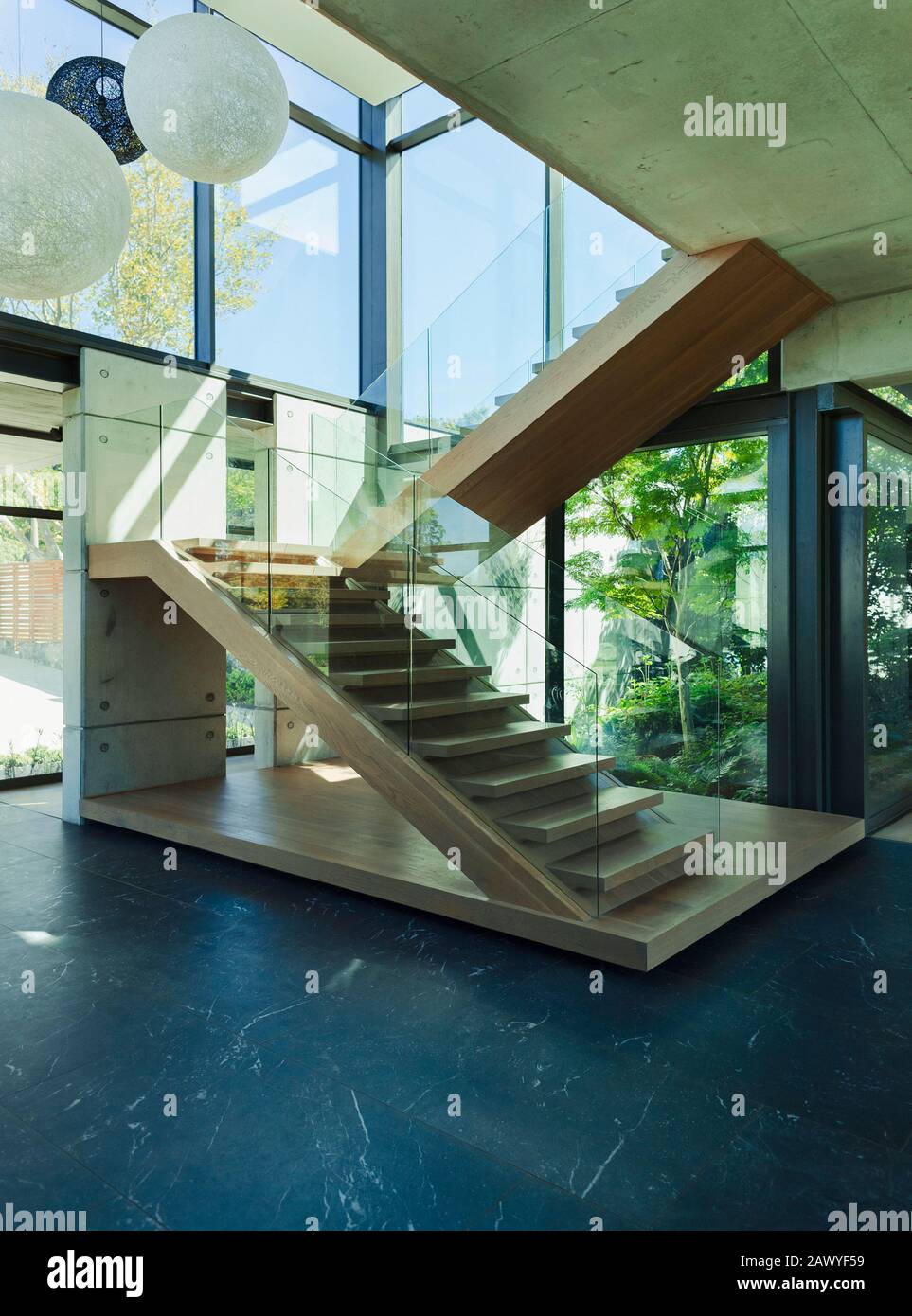 L'escalier flottant moderne de la maison présente l'intérieur Banque D'Images