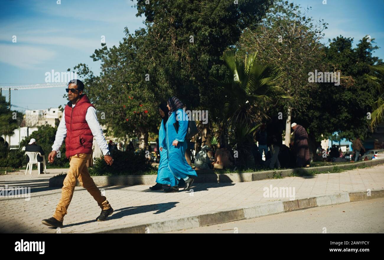 Maroc , Afrique, 16 janvier 2020: Les femmes marchant sur une route sale au Maroc Banque D'Images