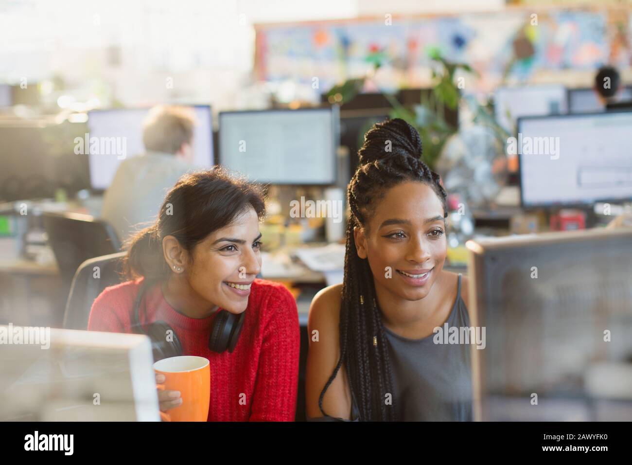 Réunion des femmes d'affaires, travail à l'ordinateur au bureau Banque D'Images