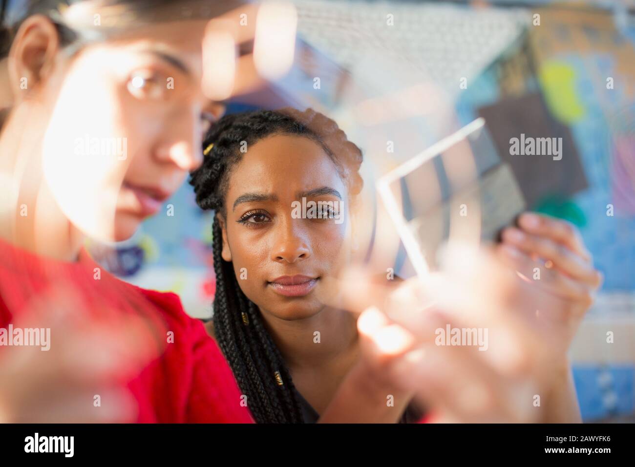 Des ingénieurs femmes focalisés examinant le prototype Banque D'Images